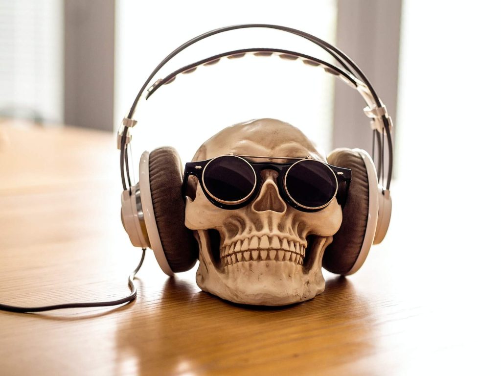 Auriculares, un popular accesorio de audio para escuchar música, podcasts y otros contenidos de audio.